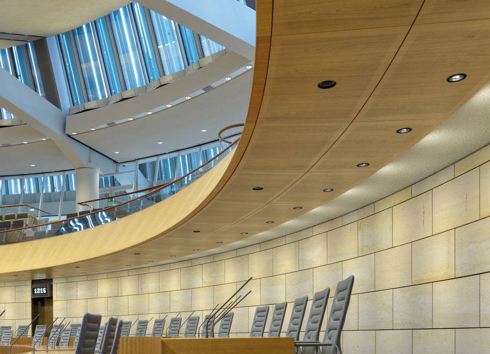 Πάνελ τοίχου από φυσικό ξύλο σε αίθουσα συνεδριάσεων – αρχιτεκτονική εφαρμογή Konstantinidis Design Motivators