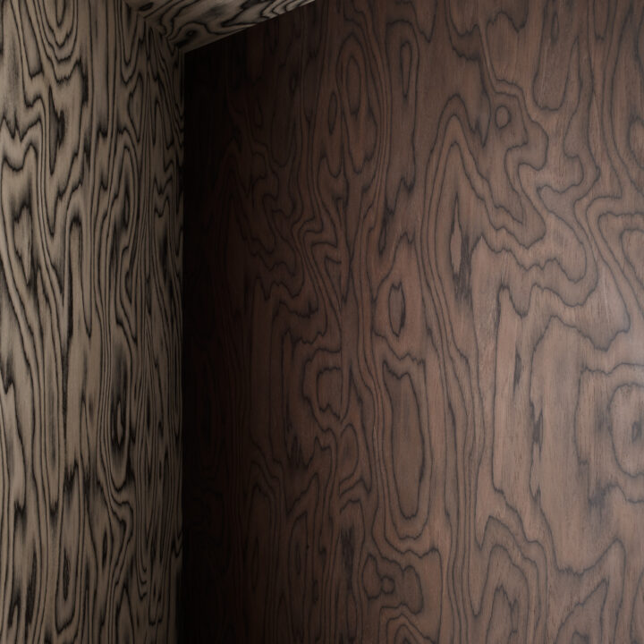 Λεπτομέρεια καπλαμά ALPI Sottsass Dark Brown με έντονο ανάγλυφο μοτίβο εμπνευσμένο από το ύφος Memphis.