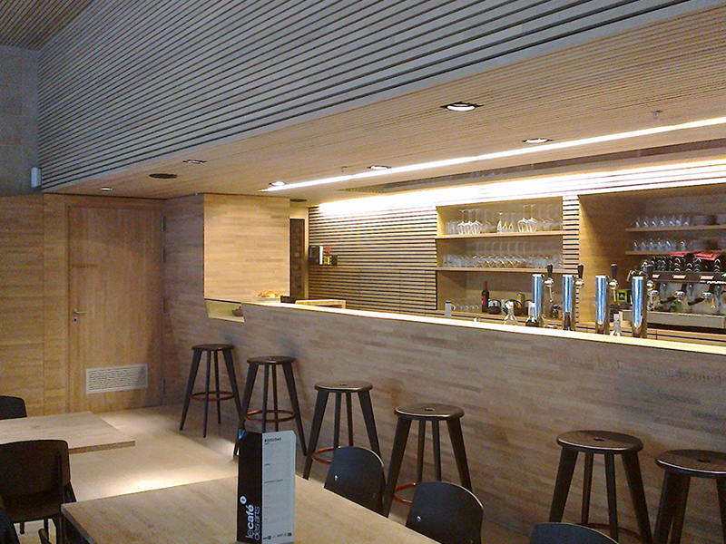 Εσωτερικός χώρος με ξύλινη επένδυση και bar – προστατευτικά λάδια Rubio Monocoat για επαγγελματικές εφαρμογές.