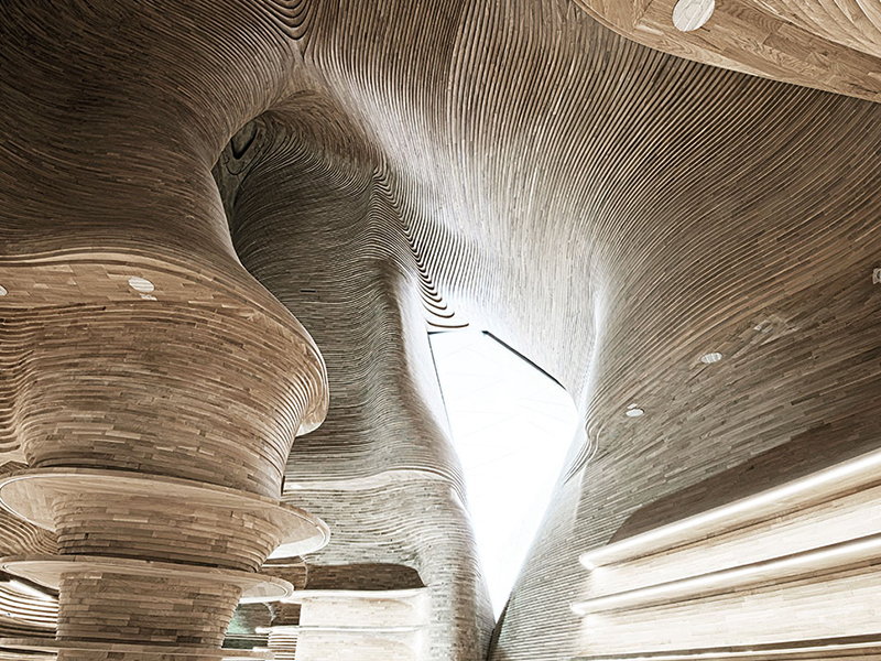 Αρχιτεκτονική ξύλινη οροφή με φυσικό φινίρισμα – δείγμα εφαρμογής Rubio Monocoat σε μεγάλες επιφάνειες.