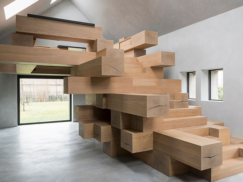 Ξύλινη σκάλα με φυσικό φινίρισμα – προστατευμένη με λάδι για υψηλή αισθητική και αντοχή.