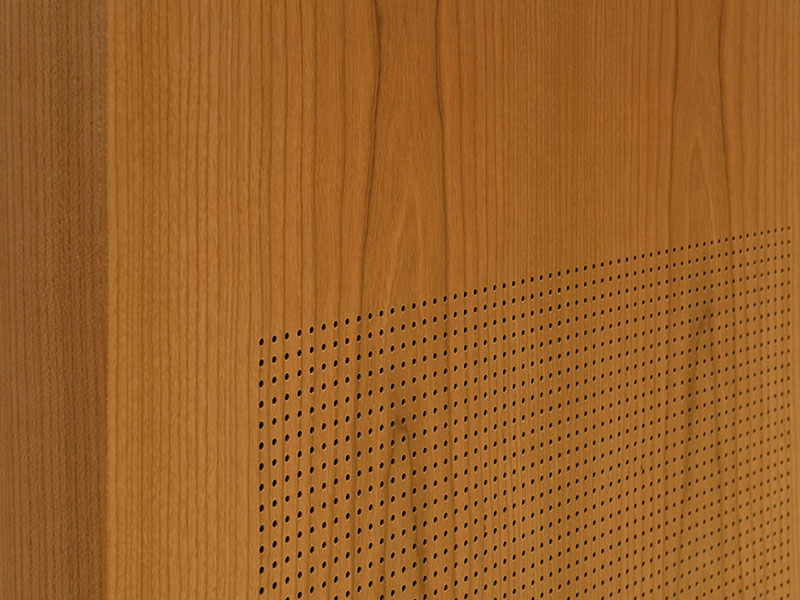 Μικροδιάτρητη επιφάνεια πάνελ Acoustic-Lightboard® με ξύλινο φινίρισμα