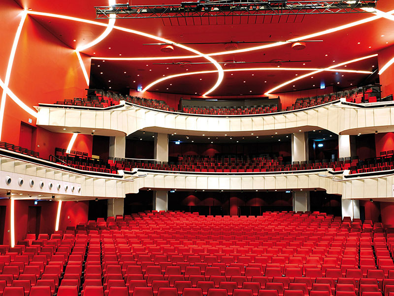 Αίθουσα εκδηλώσεων με κόκκινα καθίσματα και οροφή με Acoustic-Lightboard